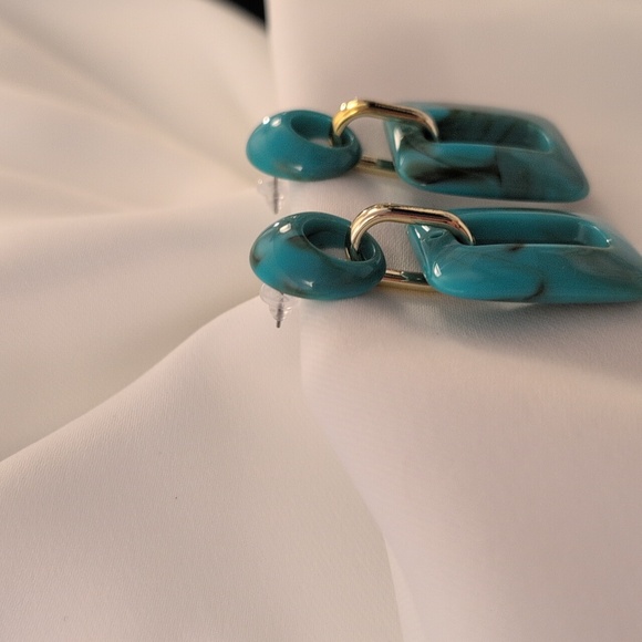 Elegant Turquoise Dangle Earrings - Picture 3 of 8